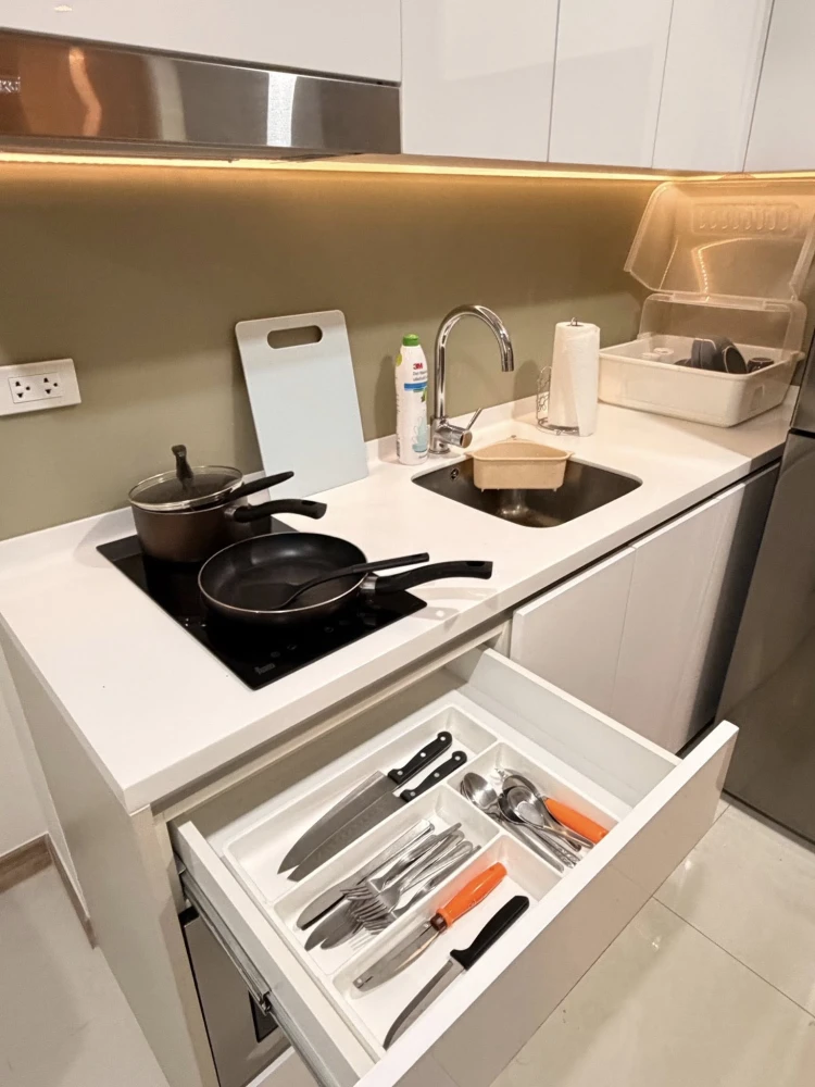 Selling a lovely apartment at The Riviera Jomtien Pattaya. It comes fully furnished with complete amenities and stunning,unblocked sea views. Book now