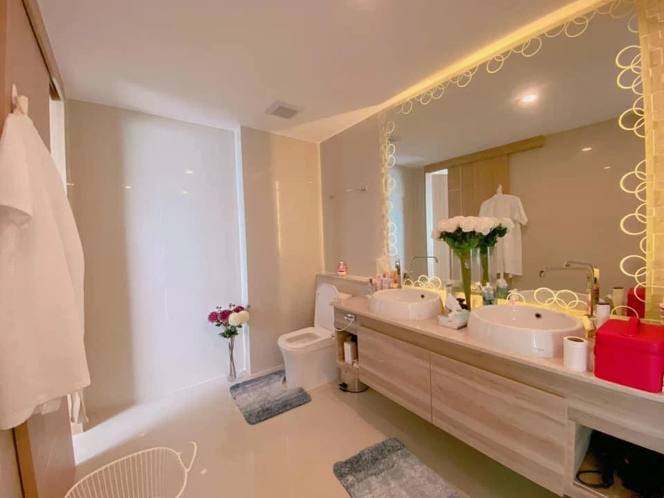 For sale: The Riviera Jomtien Pattaya, corner room, not crowded, lots of usable space, stunningly decorated, sea view, don't miss out.