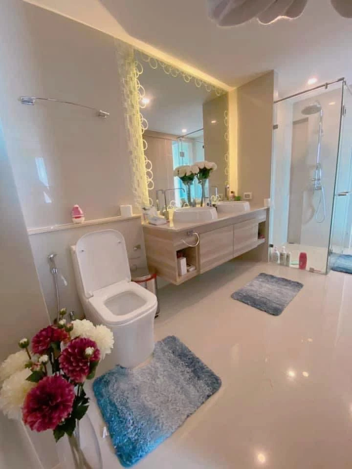 For sale: The Riviera Jomtien Pattaya, corner room, not crowded, lots of usable space, stunningly decorated, sea view, don't miss out.