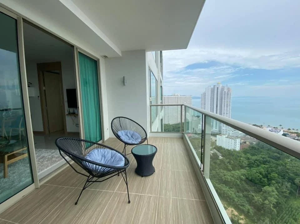 For sale: The Riviera Jomtien Pattaya, corner room, not crowded, lots of usable space, stunningly decorated, sea view, don't miss out.