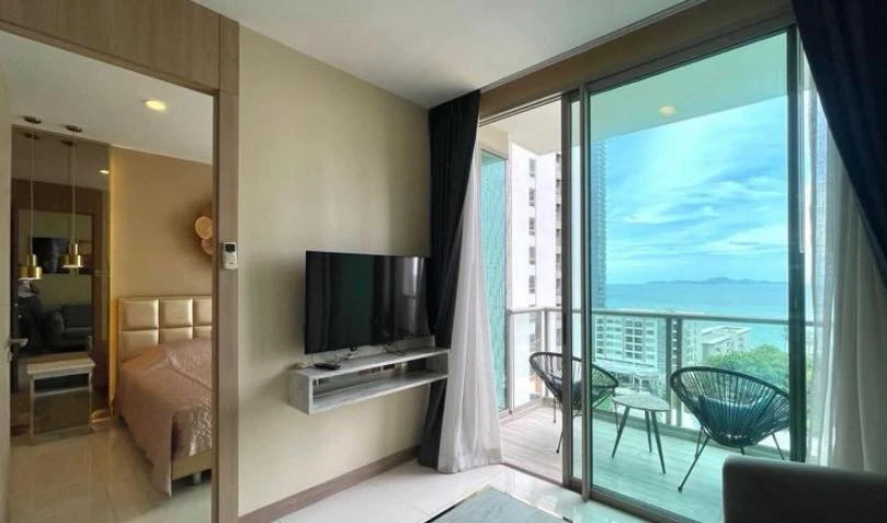 Selling The Riviera Wong Amat Beach condo, located just 100 meters from Wong Amat Beach with beautiful sea views. Book now to secure your unit!