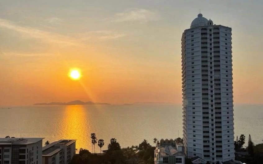 Selling The Riviera Wong Amat Beach condo, located just 100 meters from Wong Amat Beach with beautiful sea views. Book now to secure your unit!