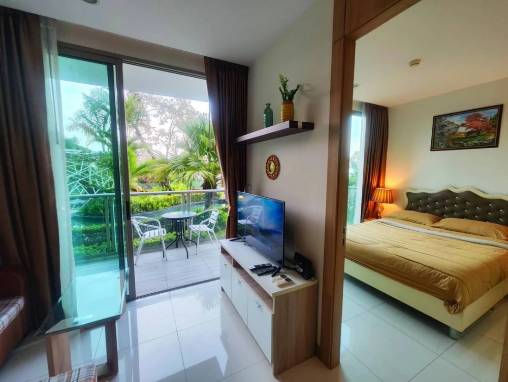 For sale or rent: The Riviera Wong Amat Beach, 4th floor, swimming pool view, fully furnished, ready to move in, reserve now, urgently.