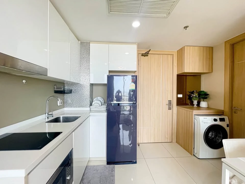 Selling a fully furnished (and equipped) apartment with appliances on a high floor. Book now before it's too late!!!