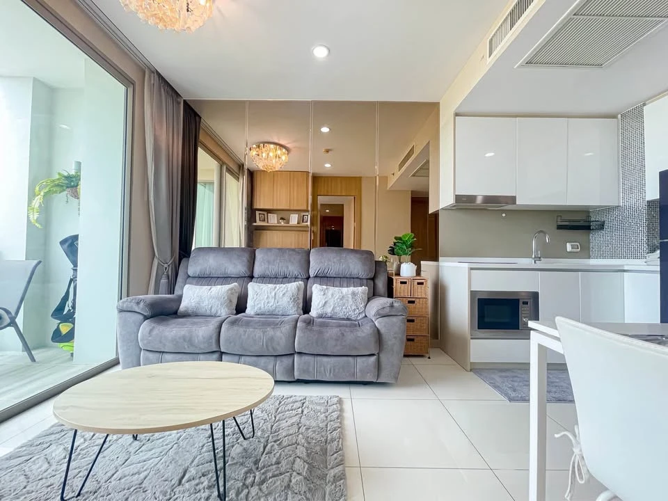 Selling a fully furnished (and equipped) apartment with appliances on a high floor. Book now before it's too late!!!