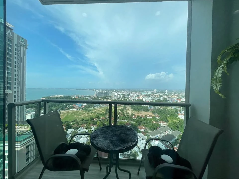 Selling a fully furnished (and equipped) apartment with appliances on a high floor. Book now before it's too late!!!