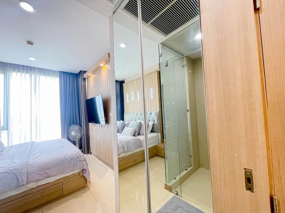 Selling a fully furnished (and equipped) apartment with appliances on a high floor. Book now before it's too late!!!