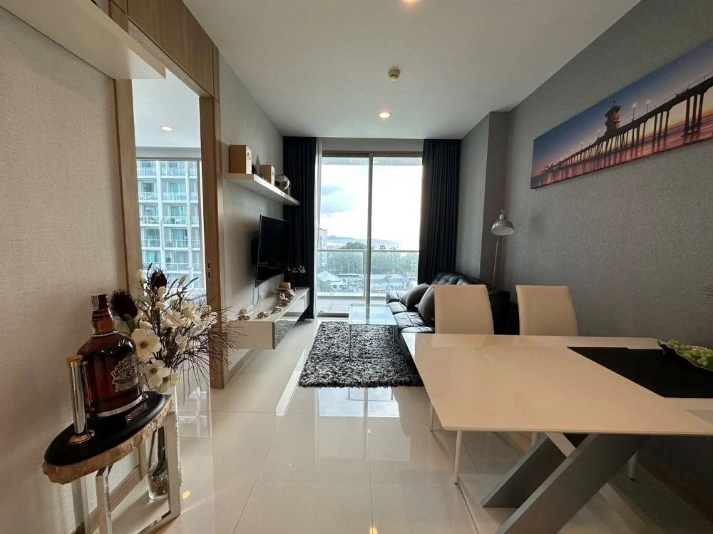 For sale: The Riviera Wong Amat Beach, corner room with privacy, luxuriously decorated, stylish, with beautiful wallpaper, sea view, book now.