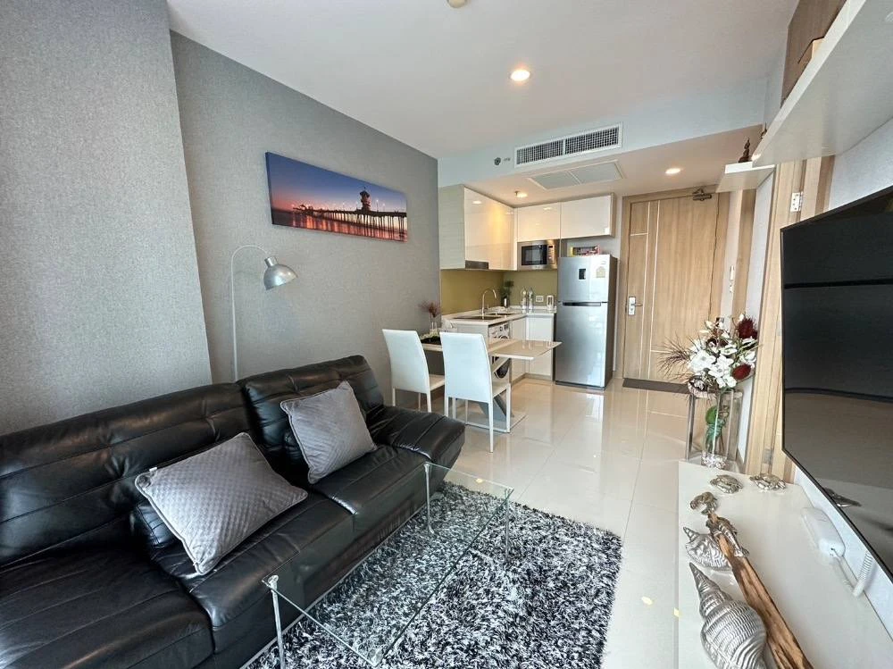 For sale: The Riviera Wong Amat Beach, corner room with privacy, luxuriously decorated, stylish, with beautiful wallpaper, sea view, book now.
