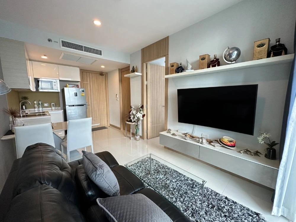For sale: The Riviera Wong Amat Beach, corner room with privacy, luxuriously decorated, stylish, with beautiful wallpaper, sea view, book now.