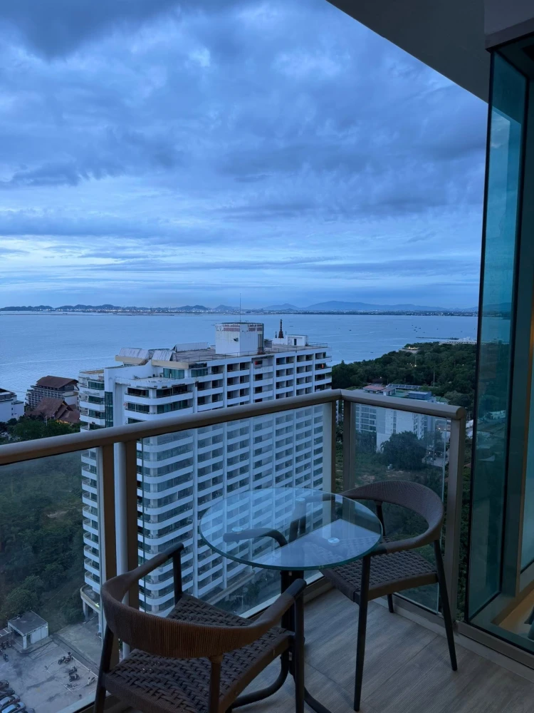 Selling beautifully furnished, fully equipped rooms at The Riviera Wong Amat Beach. Prime location with convenient access. Book now!