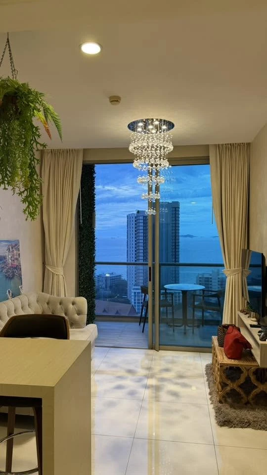 Selling beautifully furnished, fully equipped rooms at The Riviera Wong Amat Beach. Prime location with convenient access. Book now!
