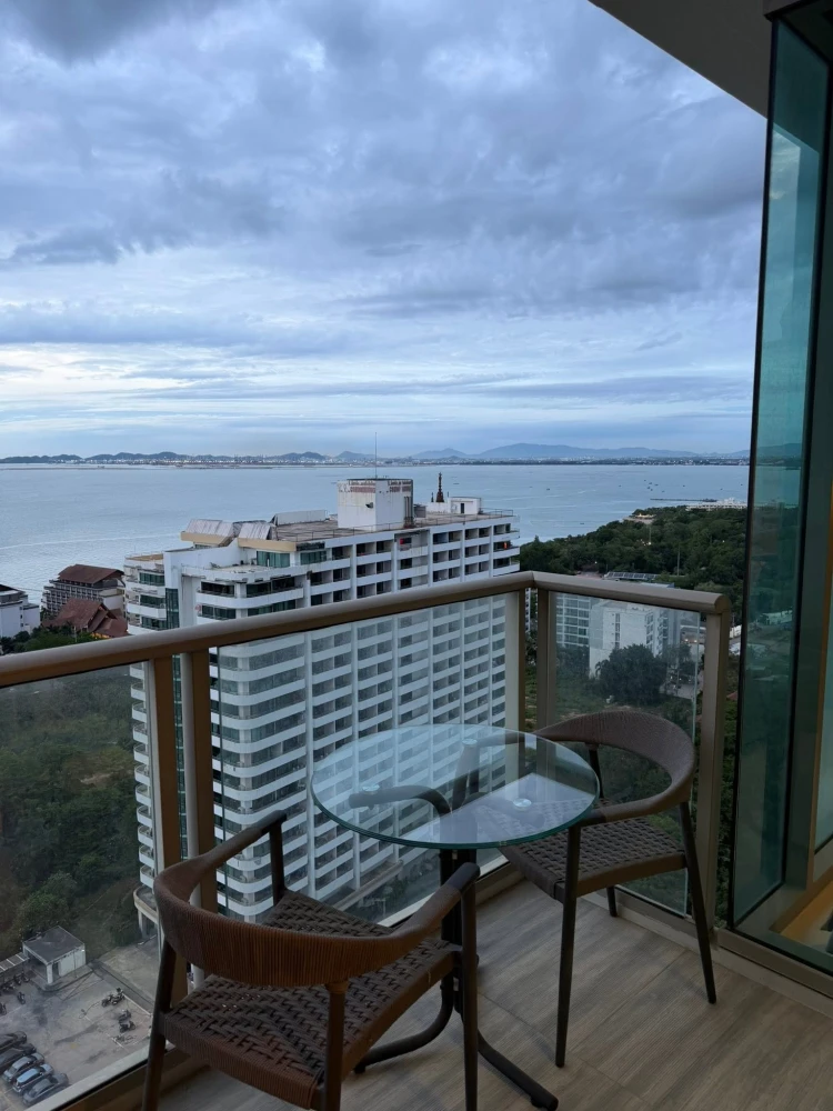 Selling beautifully furnished, fully equipped rooms at The Riviera Wong Amat Beach. Prime location with convenient access. Book now!
