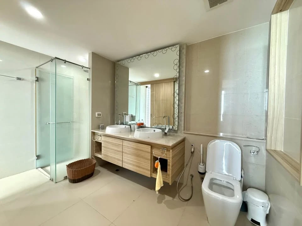 For sale: The Riviera Wong Amat Beach, beautifully decorated room, superb built-in furniture, beautiful sea view, book now.