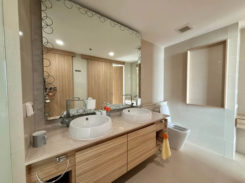 For sale: The Riviera Wong Amat Beach, beautifully decorated room, superb built-in furniture, beautiful sea view, book now.