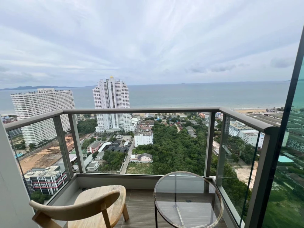 Selling The Riviera Jomtien Pattaya, 38th floor. Very high floor with stunning sea views. Ready to move in with just your belongings.