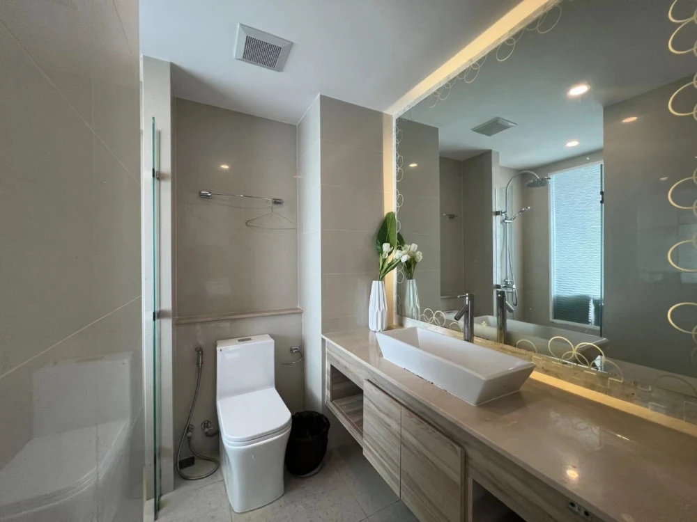 Selling The Riviera Jomtien Pattaya, 38th floor. Very high floor with stunning sea views. Ready to move in with just your belongings.
