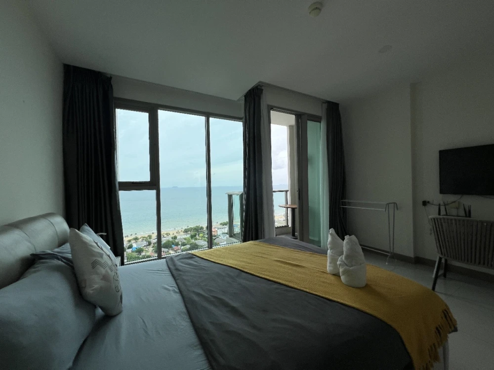 For sale: The Riviera Jomtien Pattaya, high-floor condominium with stunning sea views, fully furnished and ready to move in.