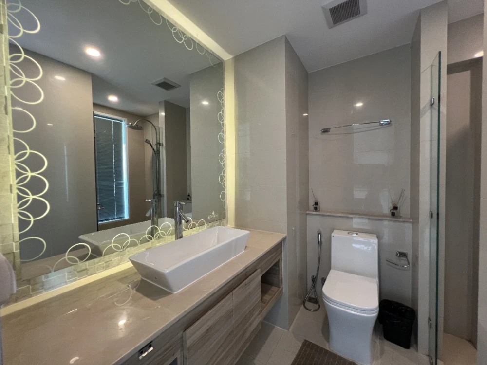 For sale: The Riviera Jomtien Pattaya, high-floor condominium with stunning sea views, fully furnished and ready to move in.