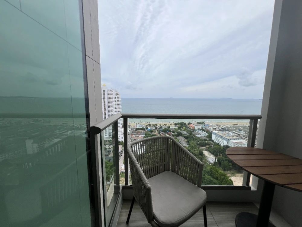 For sale: The Riviera Jomtien Pattaya, high-floor condominium with stunning sea views, fully furnished and ready to move in.