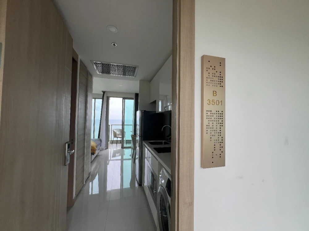 For sale: The Riviera Jomtien Pattaya, high-floor condominium with stunning sea views, fully furnished and ready to move in.