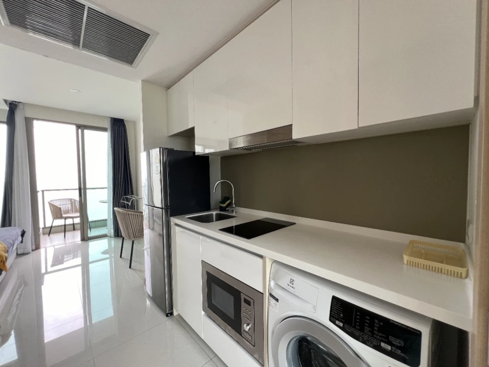 For sale: The Riviera Jomtien Pattaya, high-floor condominium with stunning sea views, fully furnished and ready to move in.
