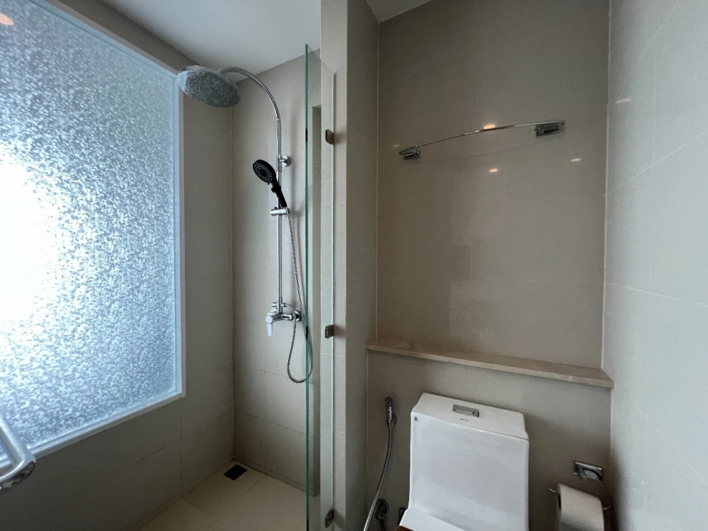 Selling a unit at The Riviera Jomtien Pattaya. It's on the 27th floor, very high up, with amazing sea views. You'll regret missing out!