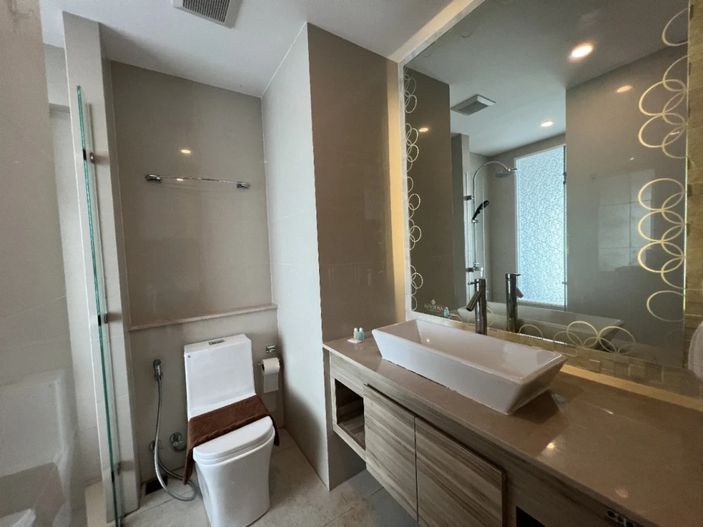 Selling a unit at The Riviera Jomtien Pattaya. It's on the 27th floor, very high up, with amazing sea views. You'll regret missing out!