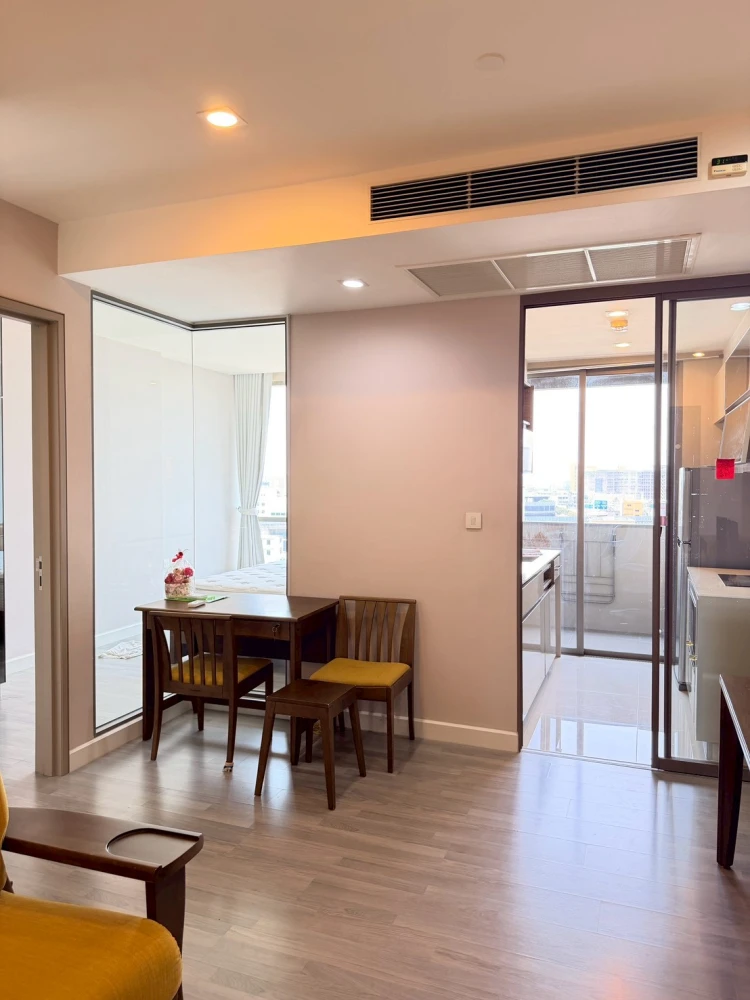 Selling/rent The Room Rama 4, 1 bedroom unit with spacious living area, great location, and beautiful city views. Book now!