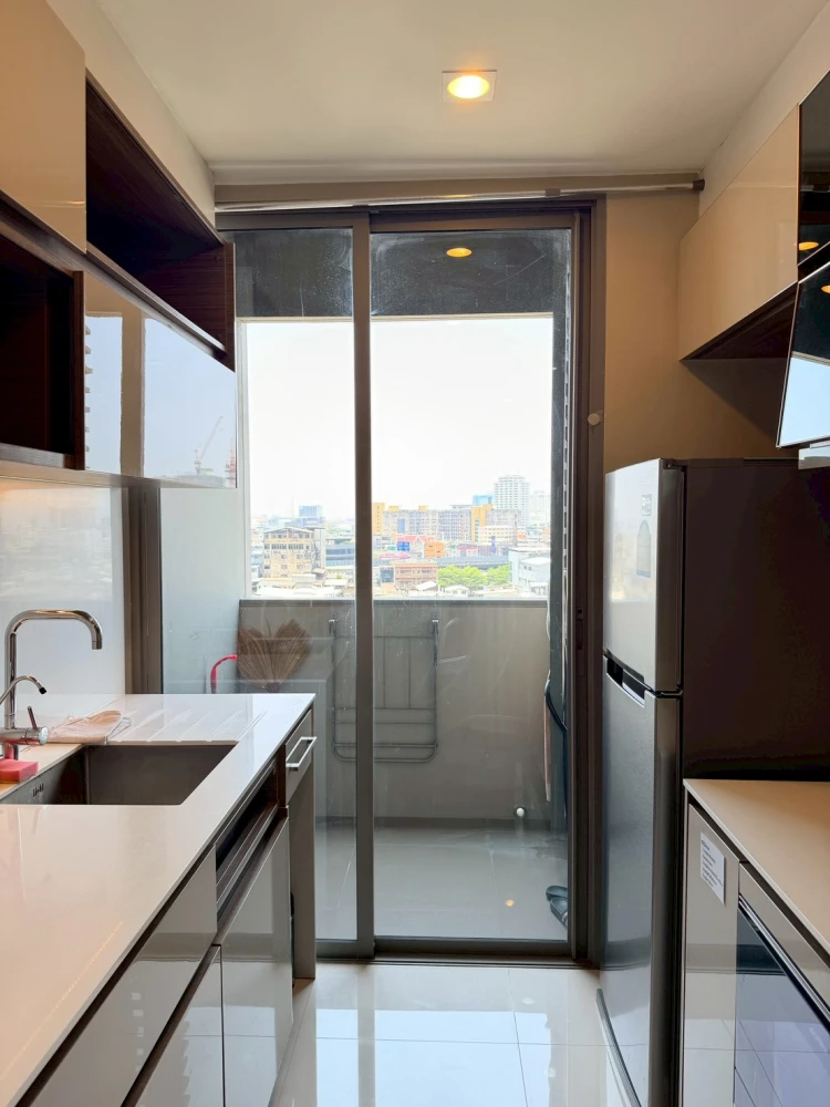 Selling/rent The Room Rama 4, 1 bedroom unit with spacious living area, great location, and beautiful city views. Book now!