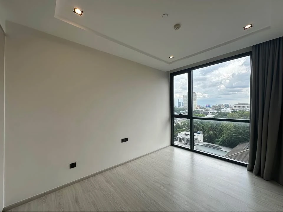For sale: The ROOM Sukhumvit 38, corner room, not crowded, bedroom wall not attached to anyone, very private, hurry and reserve now!
