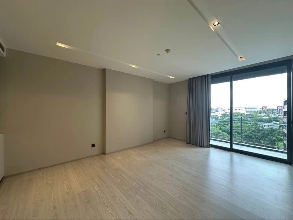 For sale: The ROOM Sukhumvit 38, corner room, not crowded, bedroom wall not attached to anyone, very private, hurry and reserve now!