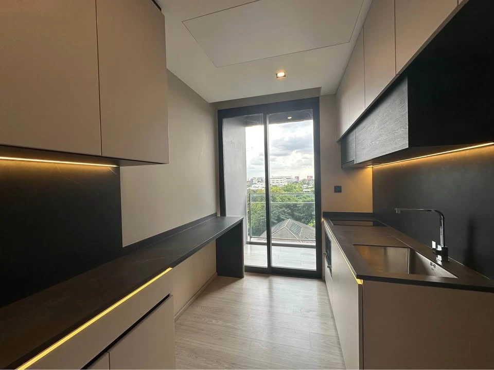 For sale: The ROOM Sukhumvit 38, corner room, not crowded, bedroom wall not attached to anyone, very private, hurry and reserve now!