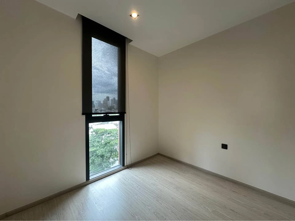 For sale: The ROOM Sukhumvit 38, corner room, not crowded, bedroom wall not attached to anyone, very private, hurry and reserve now!