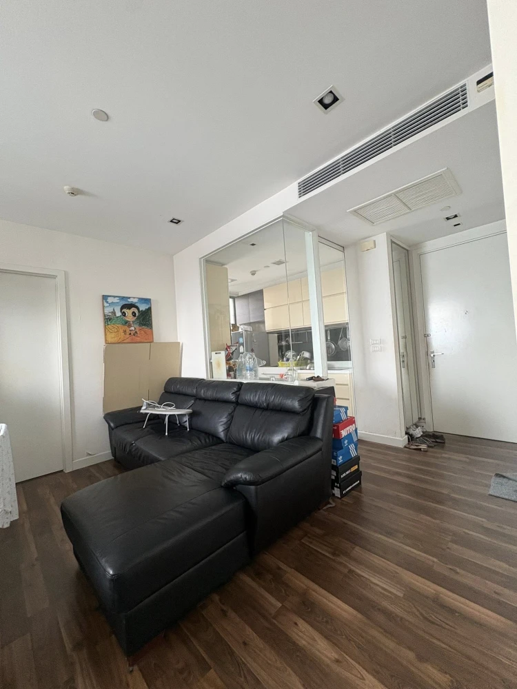 Selling a corner unit at The Room Sukhumvit 62. It's not adjacent to other units on either side (high privacy), making it ideal for actual living.