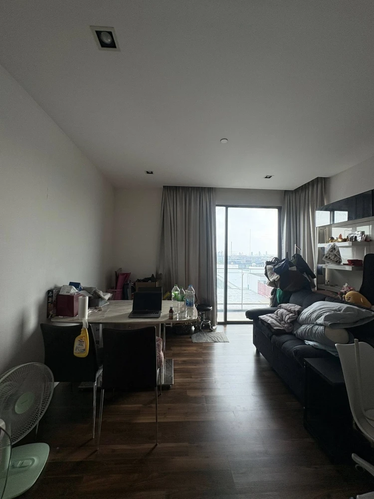 Selling a corner unit at The Room Sukhumvit 62. It's not adjacent to other units on either side (high privacy), making it ideal for actual living.