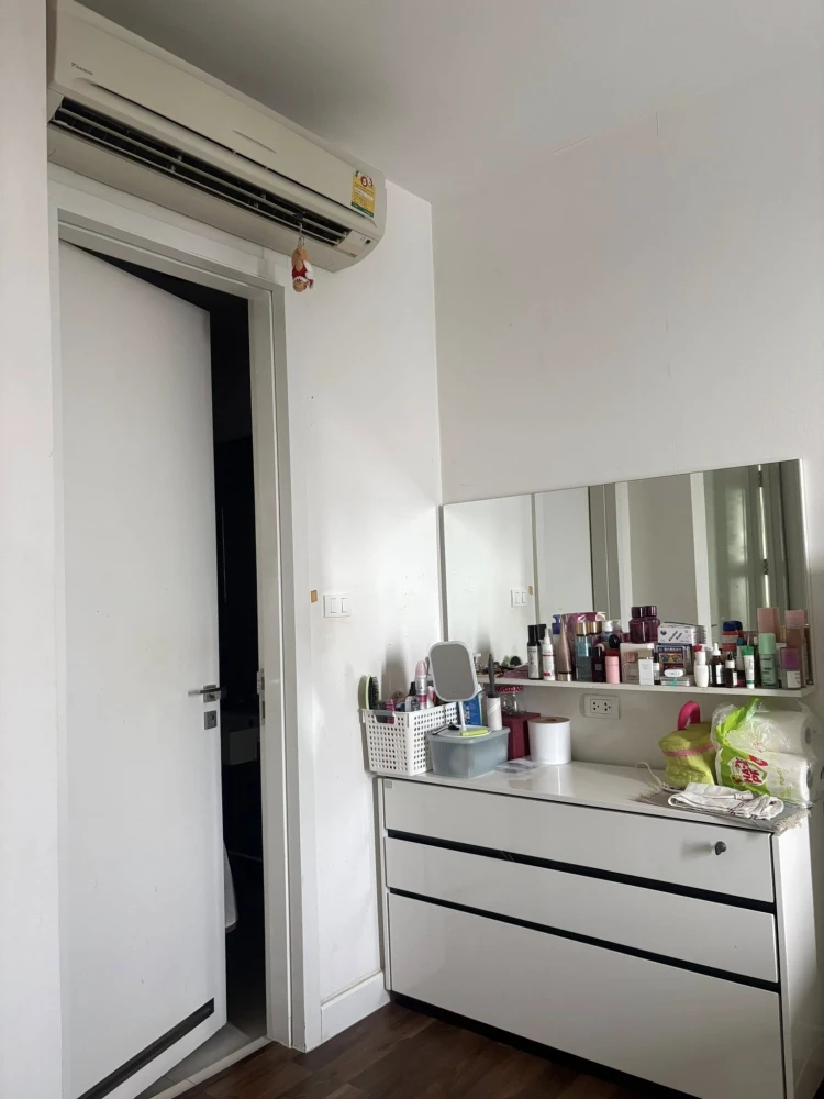 Selling a corner unit at The Room Sukhumvit 62. It's not adjacent to other units on either side (high privacy), making it ideal for actual living.