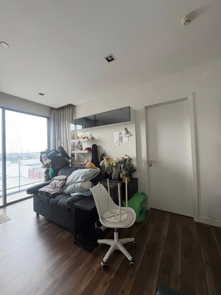 Selling a corner unit at The Room Sukhumvit 62. It's not adjacent to other units on either side (high privacy), making it ideal for actual living.