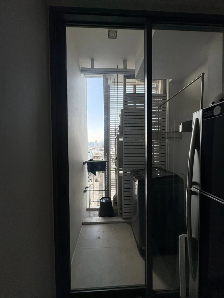 Selling a corner unit at The Room Sukhumvit 62. It's not adjacent to other units on either side (high privacy), making it ideal for actual living.