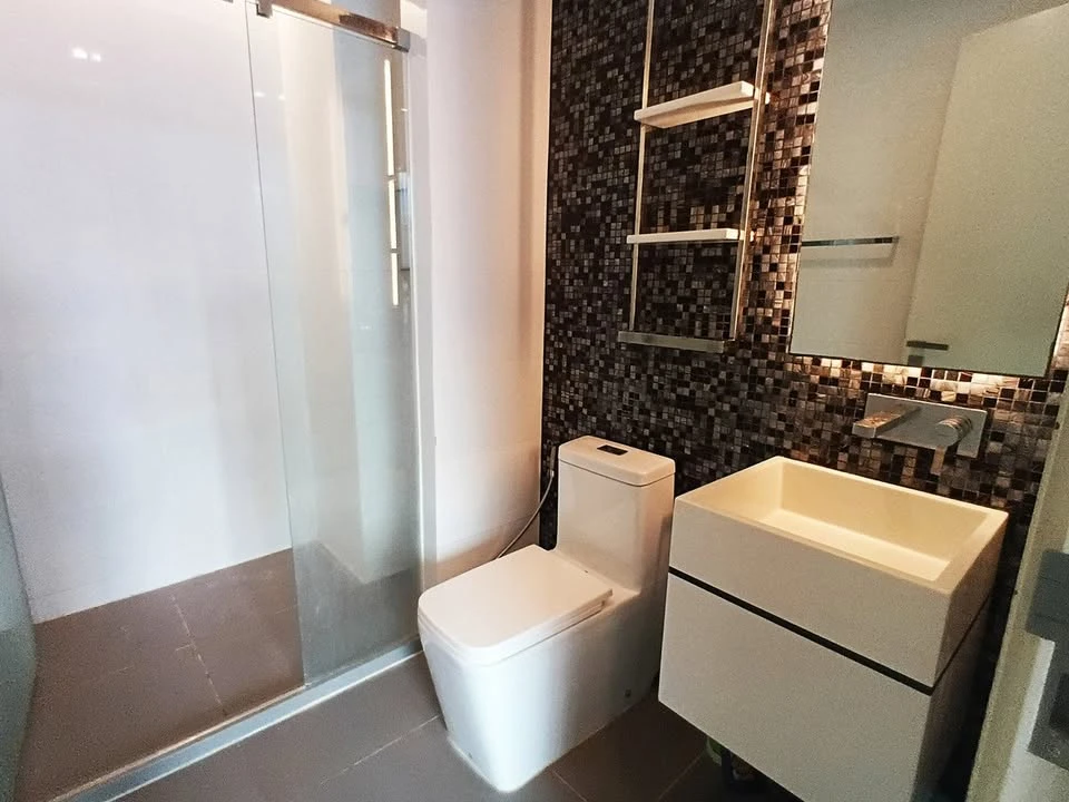 For sale: The Room Sukhumvit 69, 15th floor, fully furnished and equipped with electrical appliances. Reserve now, don't wait.
