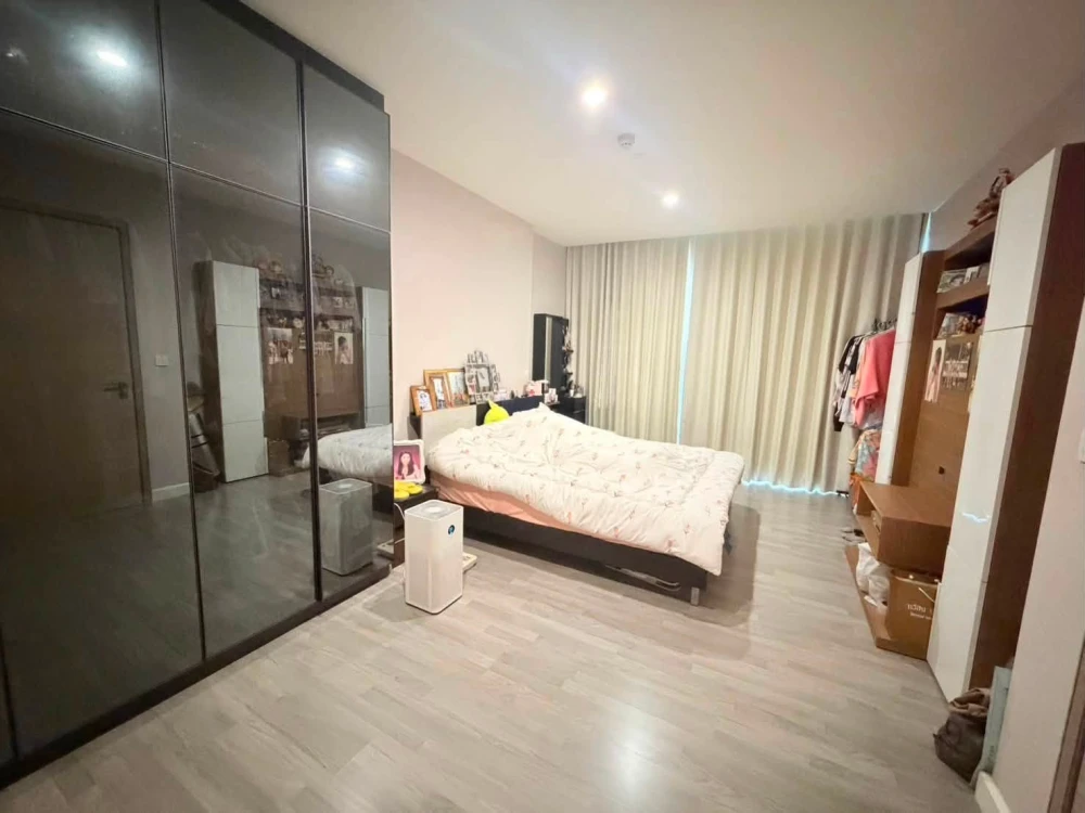 Selling a corner unit at The Room Rama 4. Quiet and peaceful, not crowded. Spacious 2-bedroom unit. You won't be disappointed if you reserve it.