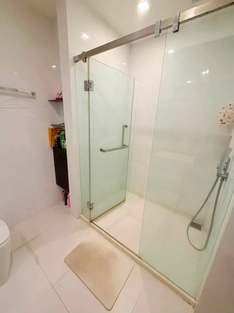 Selling a corner unit at The Room Rama 4. Quiet and peaceful, not crowded. Spacious 2-bedroom unit. You won't be disappointed if you reserve it.