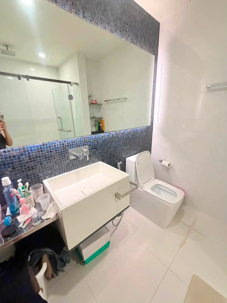 Selling a corner unit at The Room Rama 4. Quiet and peaceful, not crowded. Spacious 2-bedroom unit. You won't be disappointed if you reserve it.