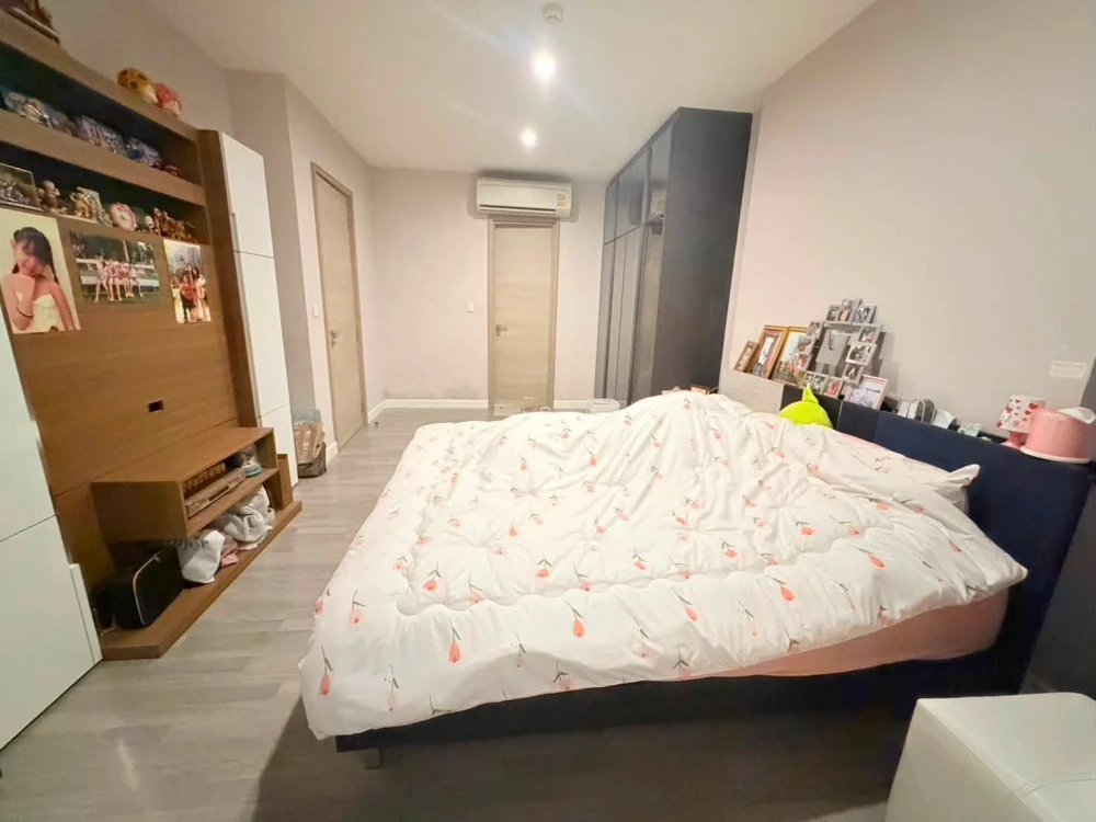 Selling a corner unit at The Room Rama 4. Quiet and peaceful, not crowded. Spacious 2-bedroom unit. You won't be disappointed if you reserve it.