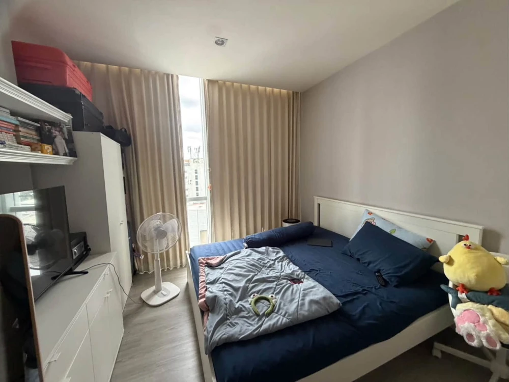 For Sale: The Room Sathorn (Pan Road). Located on the 11th floor with an unobstructed view. Spacious, comfortable, and airy layout—act fast to secure images