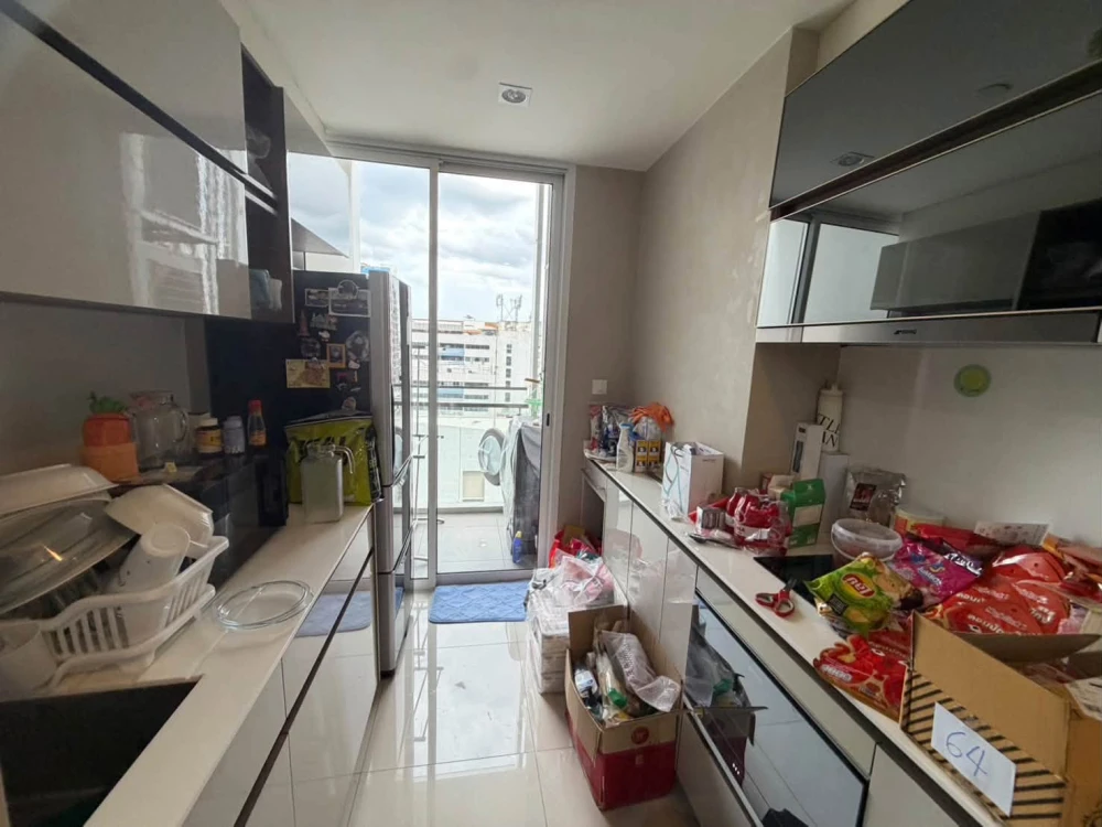 For Sale: The Room Sathorn (Pan Road). Located on the 11th floor with an unobstructed view. Spacious, comfortable, and airy layout—act fast to secure