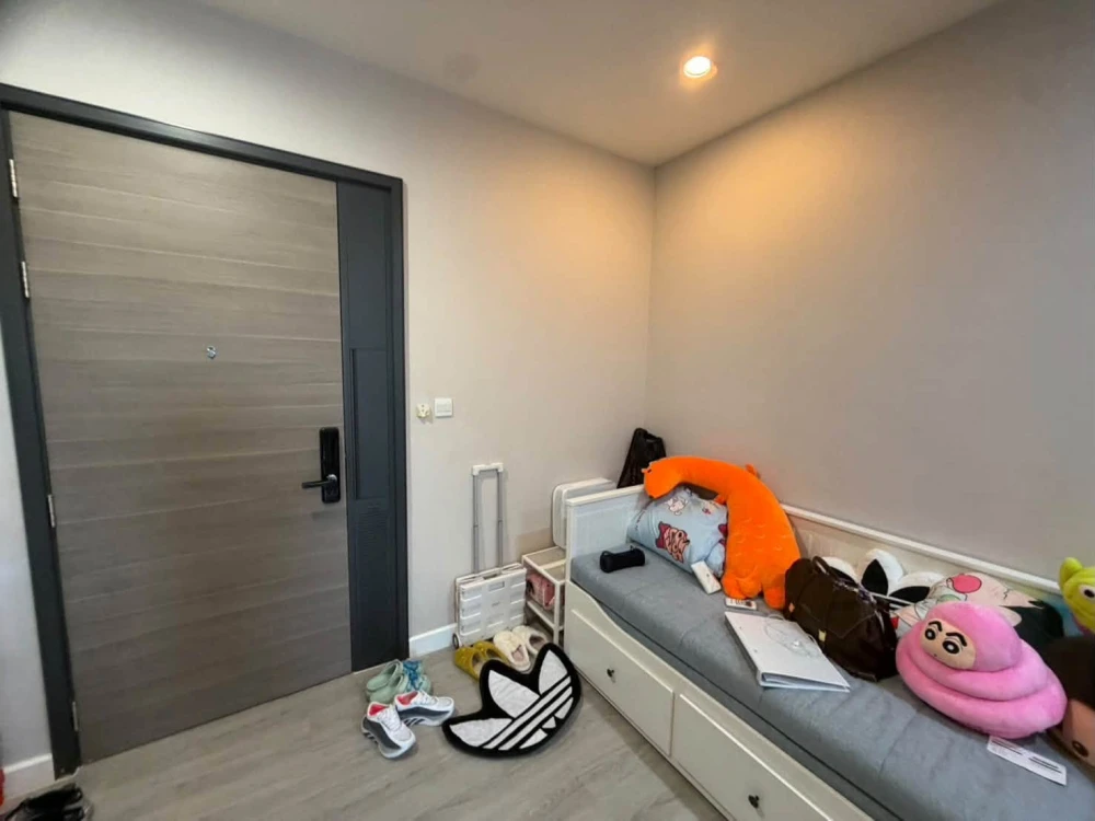 For Sale: The Room Sathorn (Pan Road). Located on the 11th floor with an unobstructed view. Spacious, comfortable, and airy layout—act fast to secure