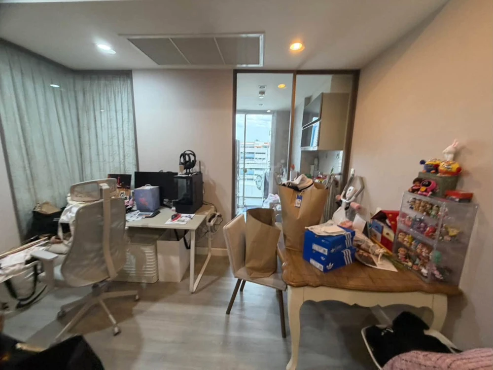 For Sale: The Room Sathorn (Pan Road). Located on the 11th floor with an unobstructed view. Spacious, comfortable, and airy layout—act fast to secure
