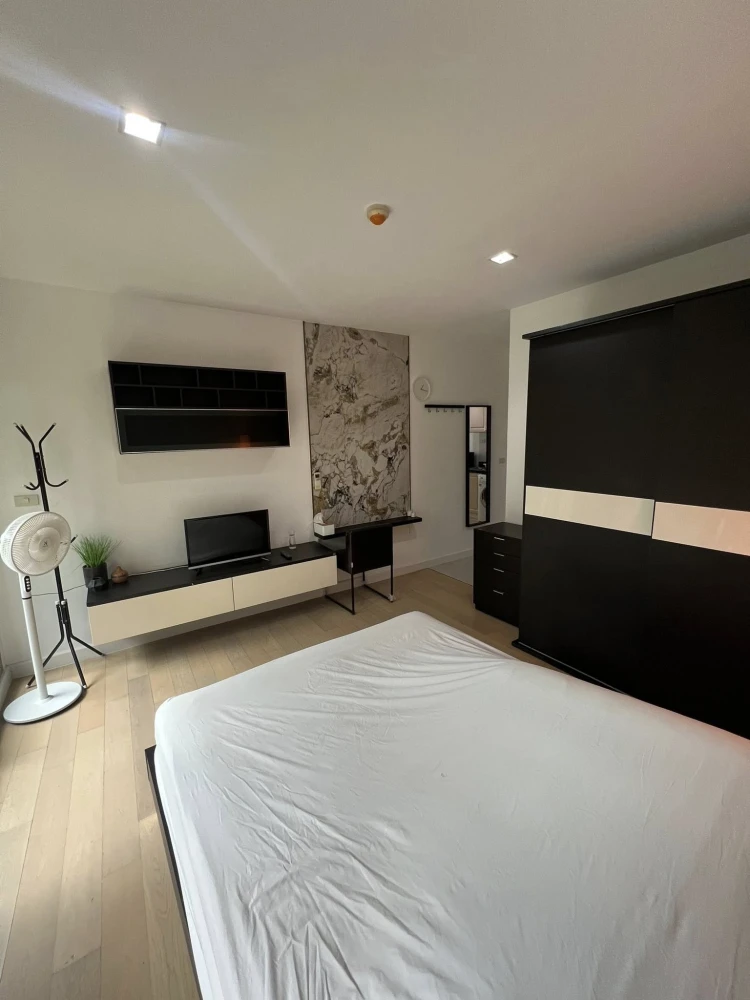 Selling The Seed Terre Ratchayothin, Studio type corner unit, fully furnished with appliances as shown in the pictures.