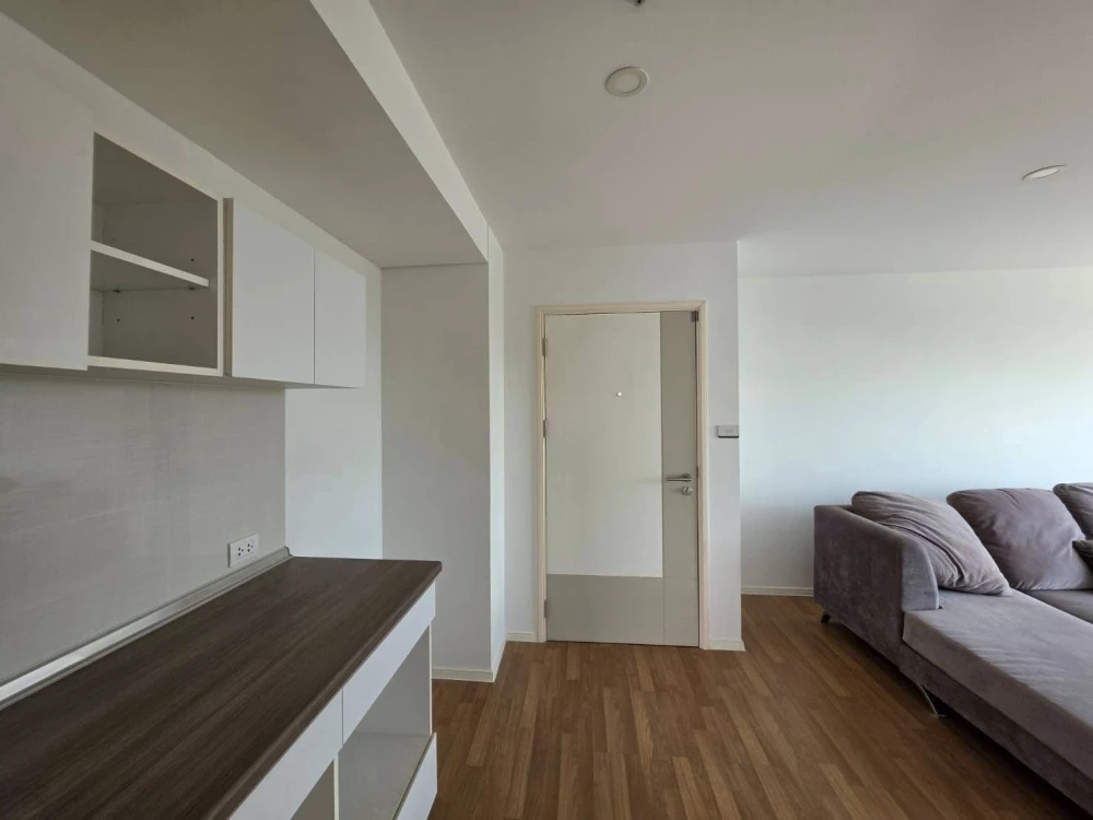 Selling The Selected Kaset-Ngamwongwan. Spacious room, unfurnished (no furniture included). Perfect for those who enjoy decorating their own rooms. Do